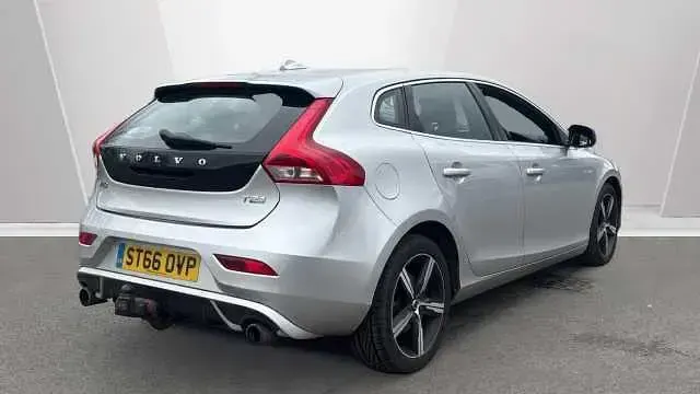 Begagnad Volvo V40 R-Design 121 HK (88 kW) 2016 Silver Halvkombi