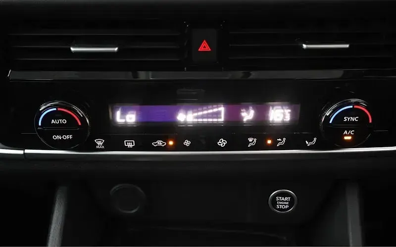 Used Nissan Qashqai Acenta Premium 140 HP (102 kW) 2023 Red SUV