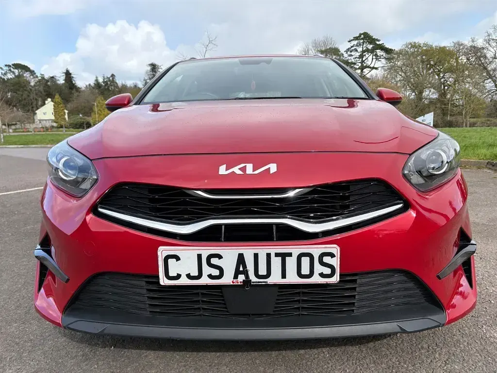 Używany Kia Ceed 2024 Czerwony Hatchback