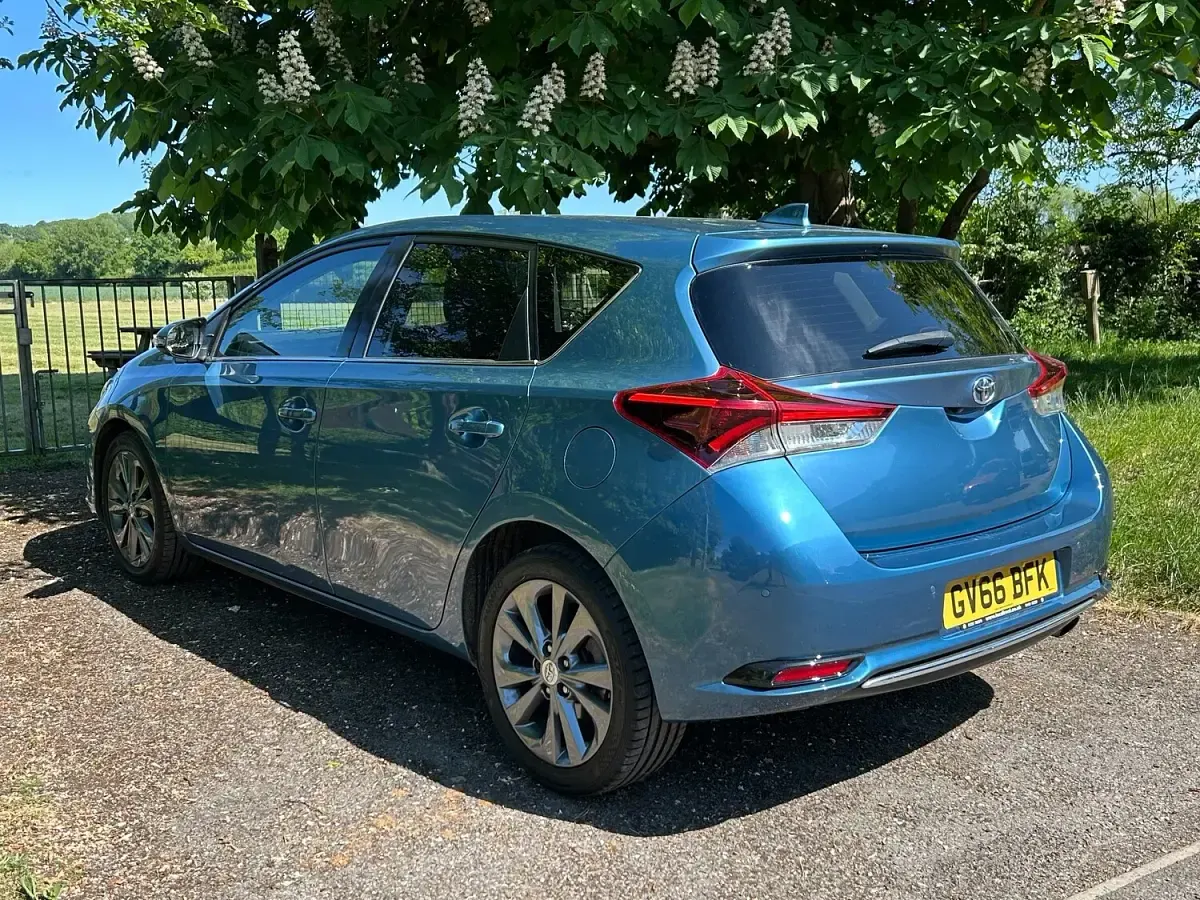 Used Toyota Auris 116 HP (85 kW) 2017 Blue Hatchback