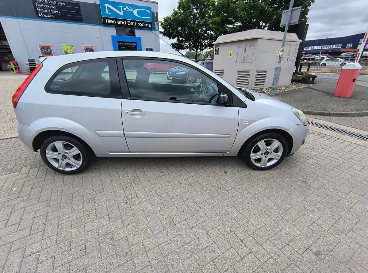 Used Ford Fiesta Zetec 73 HP (53 kW) 2008 Silver Hatchback
