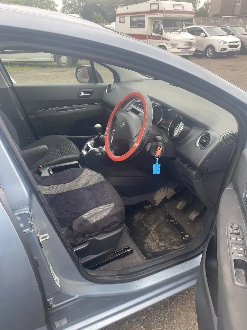 Used Peugeot 5008 Active 112 HP (82 kW) 2012 Blue MPV