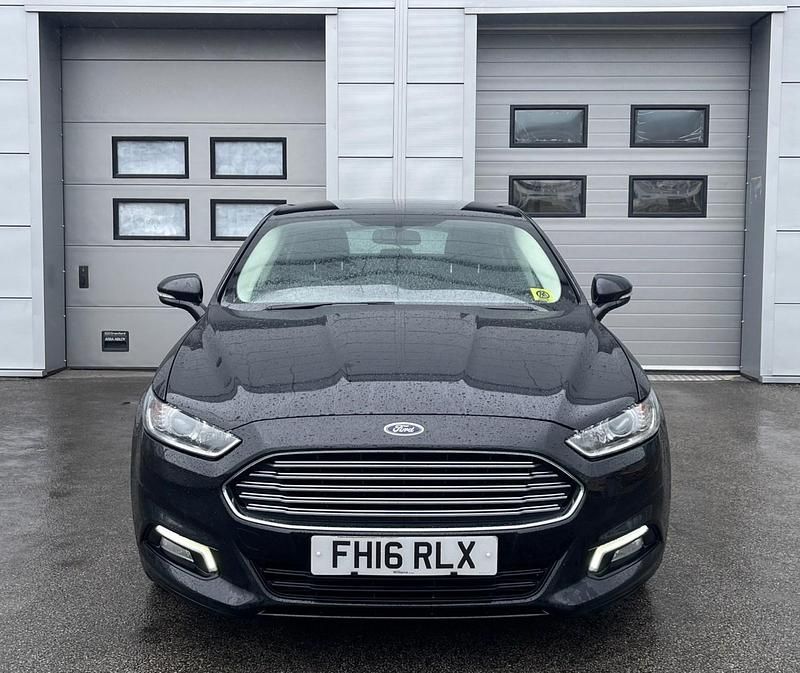 Usado Ford Mondeo Zetec 120 HP (88 kW) 2016 Preto Citadino