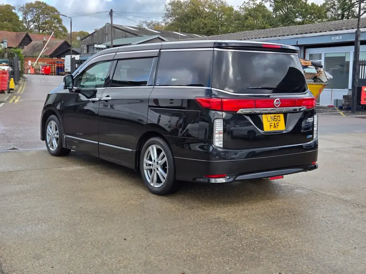 Używany Nissan Elgrand 2010 Czarny Minivan
