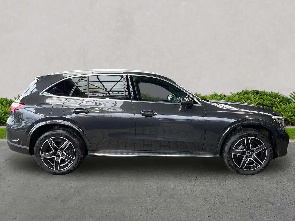 Usado Mercedes GLC300e AMG line 2025 Gris Familiar