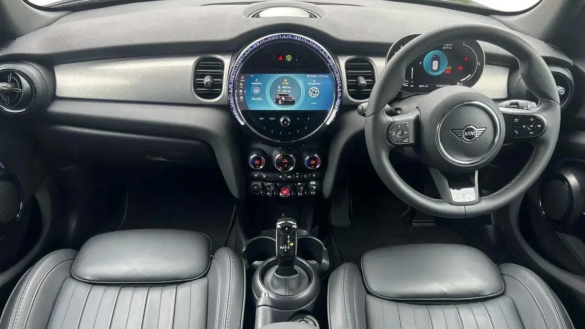 Usado Mini Cooper Exclusive 134 CV (98 kW) 2023 Negro Utilitario