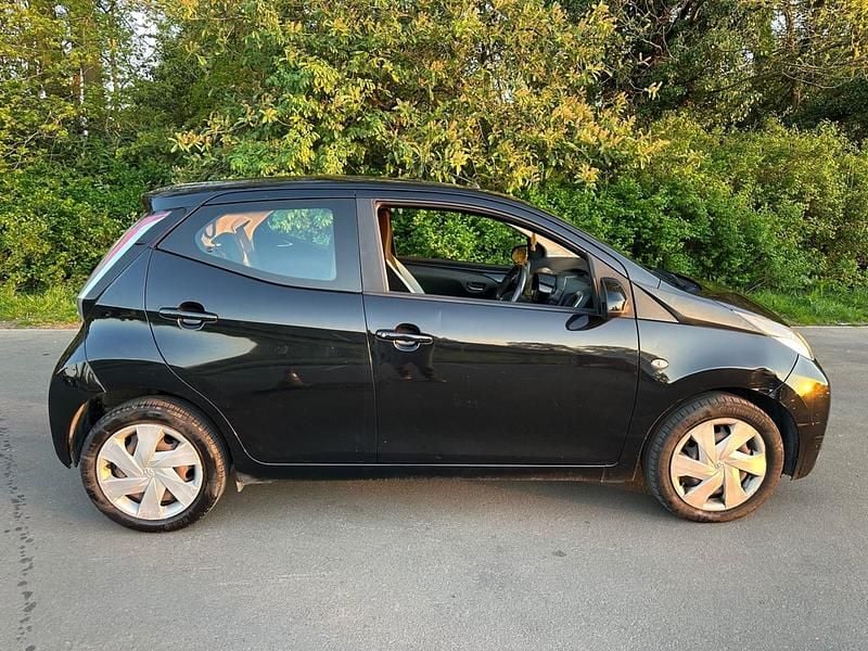 Usado Toyota Aygo X-play 69 HP (50 kW) 2016 Preto Citadino