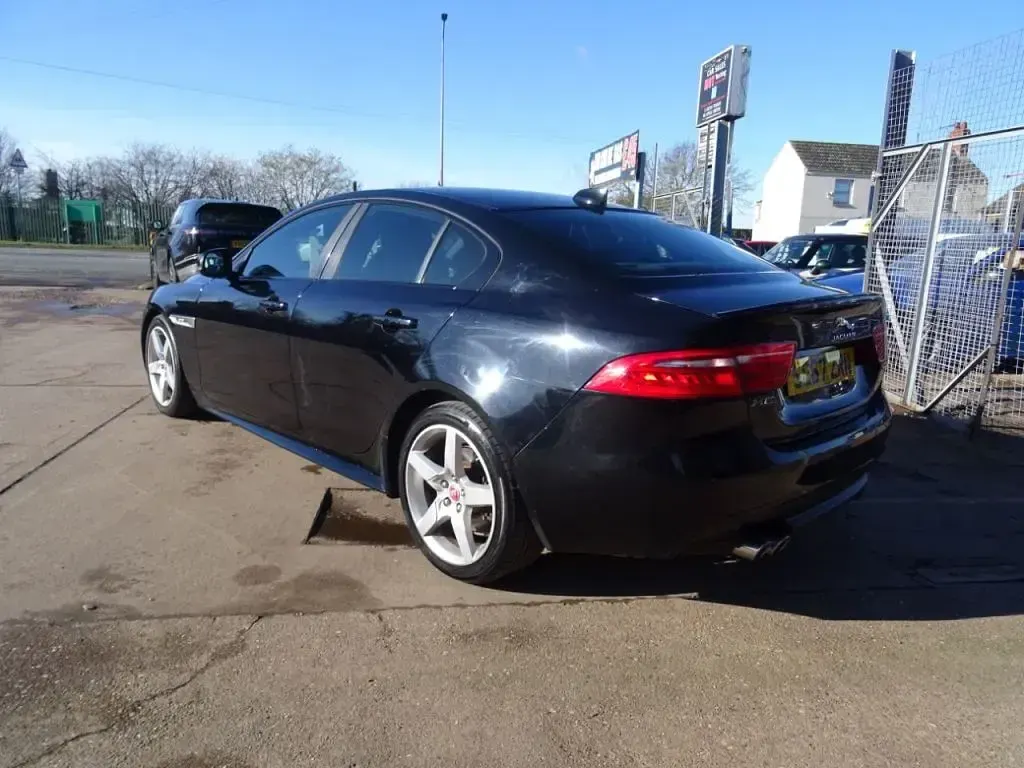 Begagnad Jaguar XE R-Sport 180 HK (132 kW) 2017 Svart Sedan