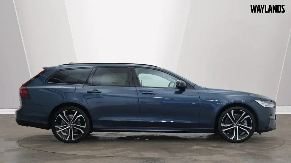 Used Volvo V90 Ultimate 247 HP (181 kW) 2023 Blue Estate