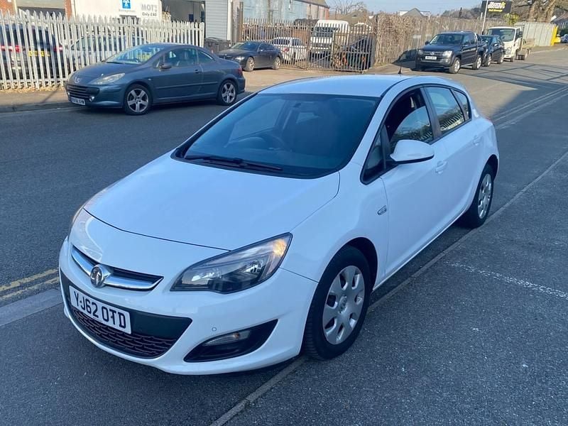 Used Vauxhall Astra 95 HP (69 kW) 2013 White Hatchback