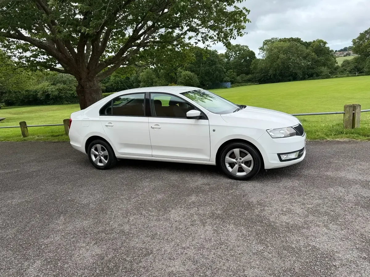 Used Skoda Rapid SE 105 HP (77 kW) 2015 White Hatchback
