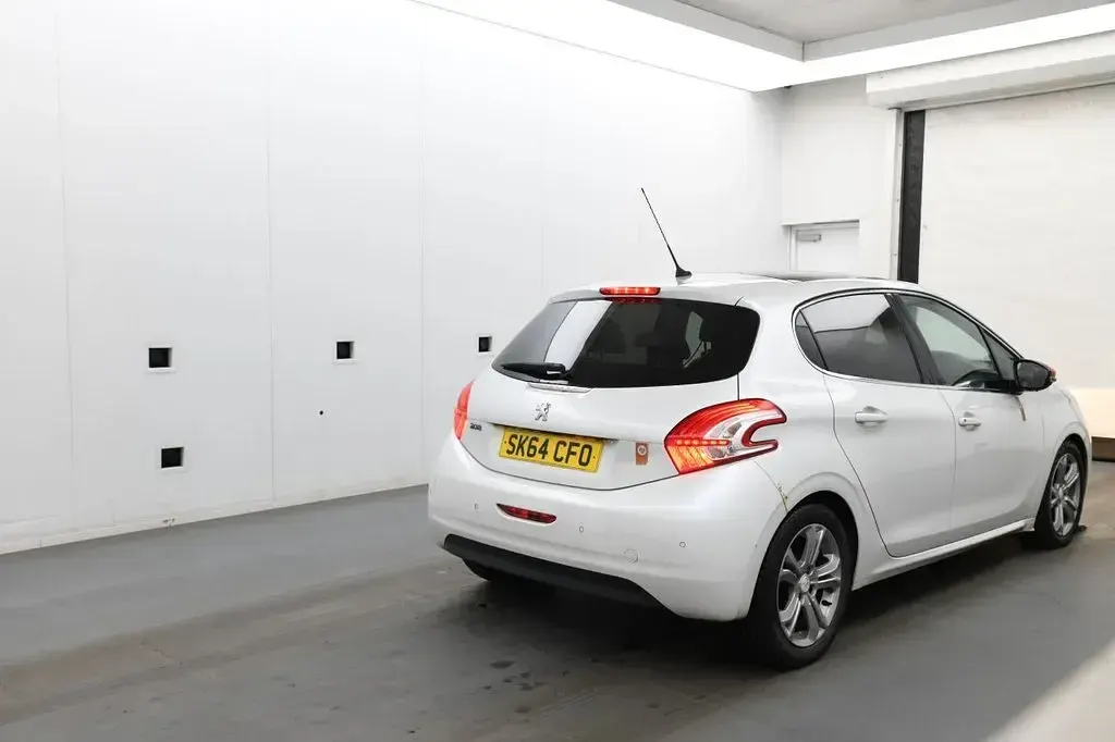 Used Peugeot 208 Roland Garros 82 HP (60 kW) 2014 White Hatchback