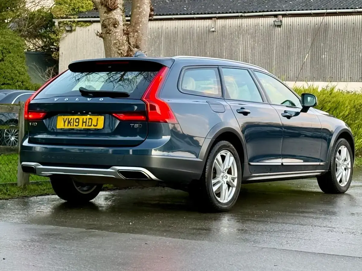 Used Volvo V90 CC 2019 Blue Estate