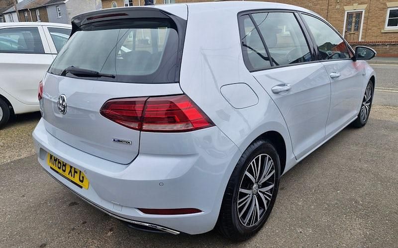 Used VW Golf VII SE 131 HP (96 kW) 2018 Silver Hatchback