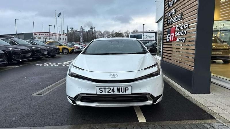 Used Toyota Prius 220 HP (161 kW) 2024 White Hatchback