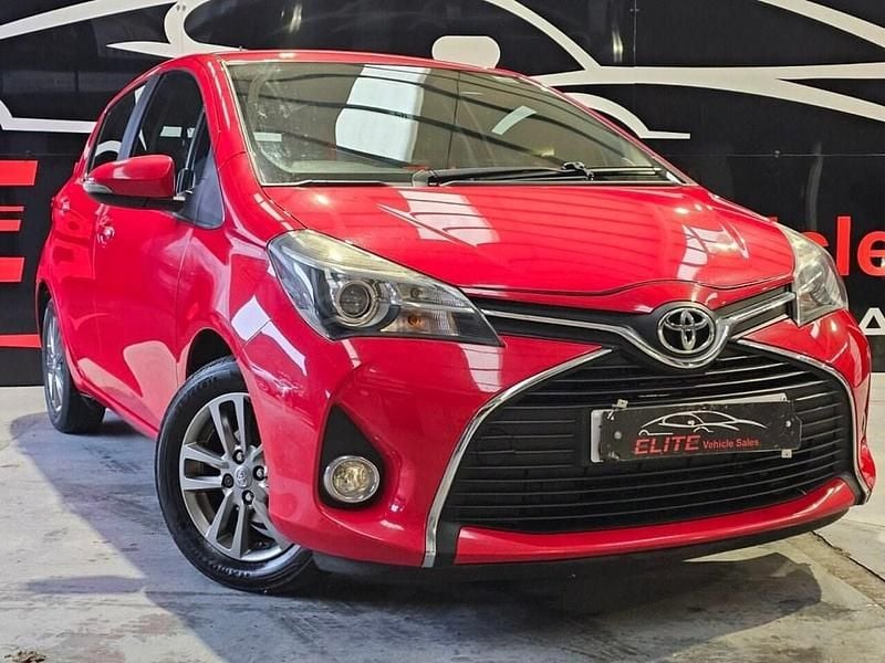 Used Toyota Yaris 99 HP (72 kW) 2015 Red Hatchback