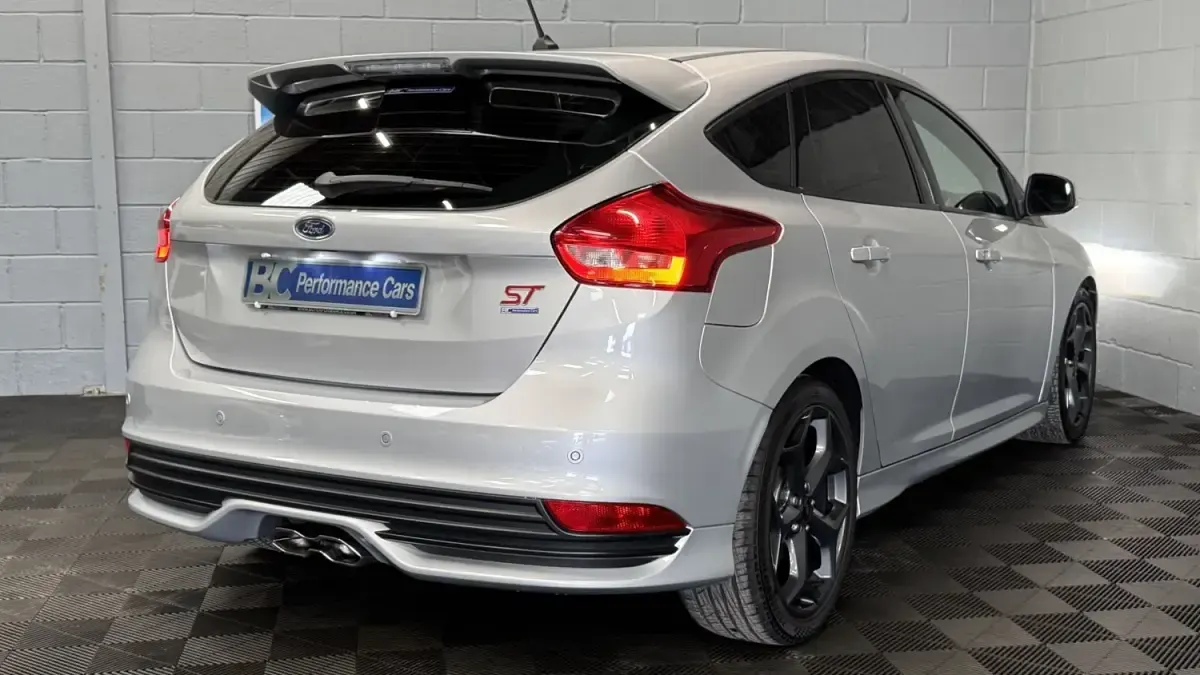 Usado Ford Focus ST 250 HP (183 kW) 2017 Prateado Citadino