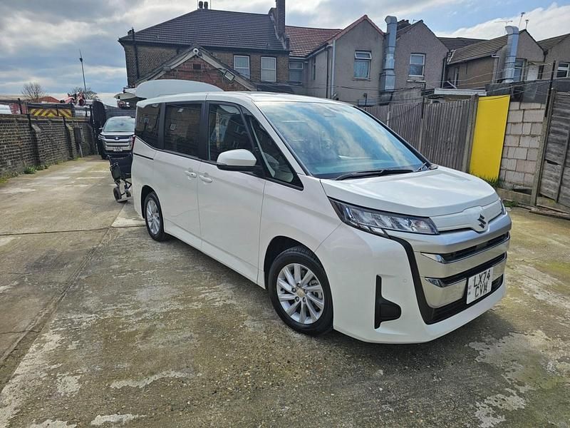 Begagnad Toyota Noah 2024 Vit Minibuss