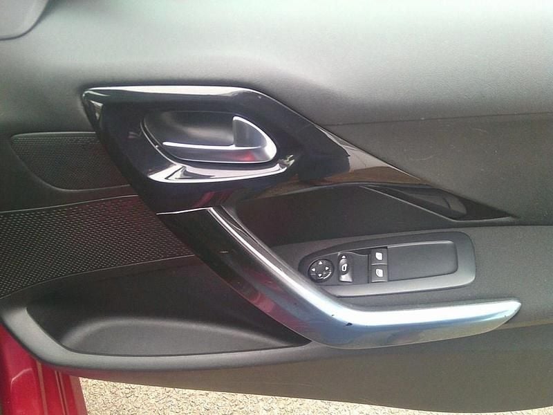 Used Peugeot 208 Allure 70 HP (51 kW) 2014 Red Hatchback