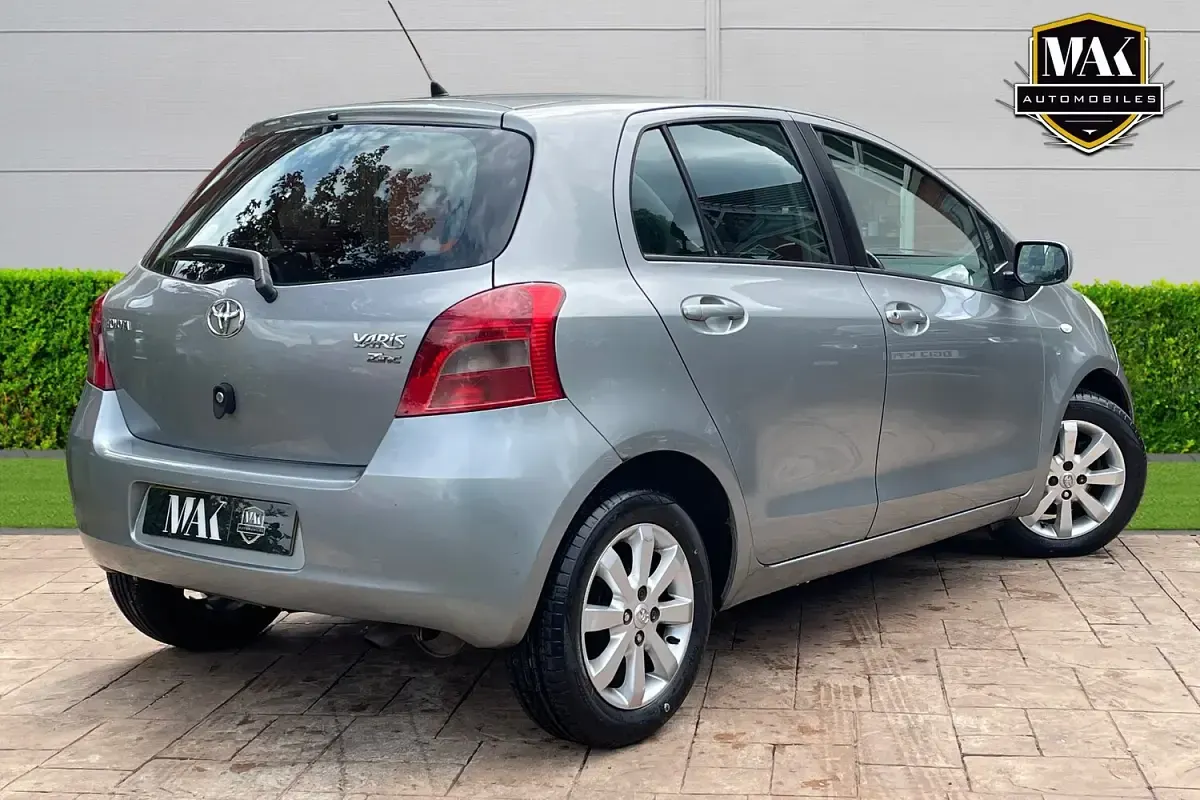 Used Toyota Yaris 85 HP (62 kW) 2007 Silver Hatchback
