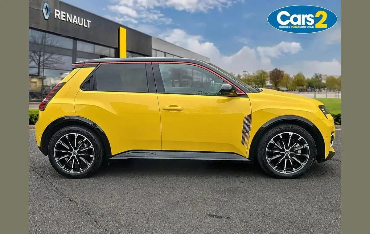 Used Renault R5 Iconic 110 kW (150 HP) 2025 Yellow  Hatchback
