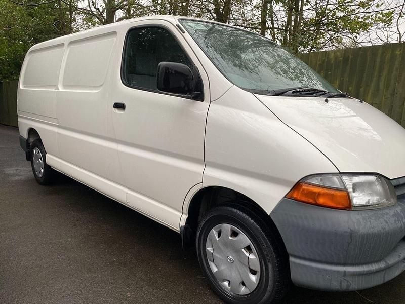 Used Toyota HiAce 88 HP (64 kW) 2001 White Van