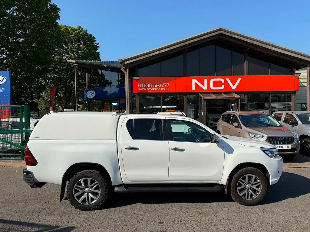 Used Toyota HiLux 150 HP (110 kW) 2018 White Pickup