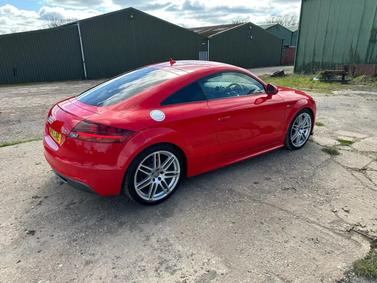 Begagnad Audi TT Black Edition 184 HK (135 kW) 2014 Röd Sportkupé