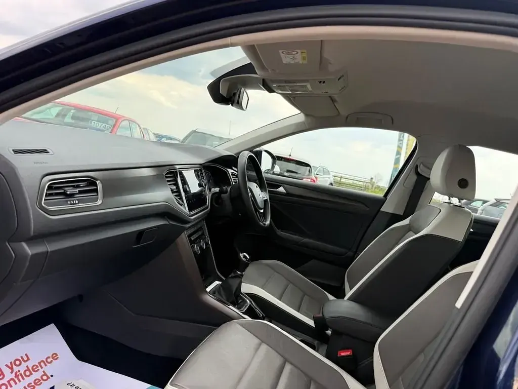 Usado VW T-Roc SE 115 HP (84 kW) 2018 Azul SUV
