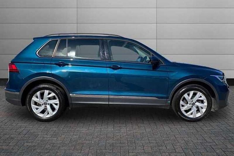 Used VW Tiguan Life 130 HP (95 kW) 2022 Nightshade blue SUV