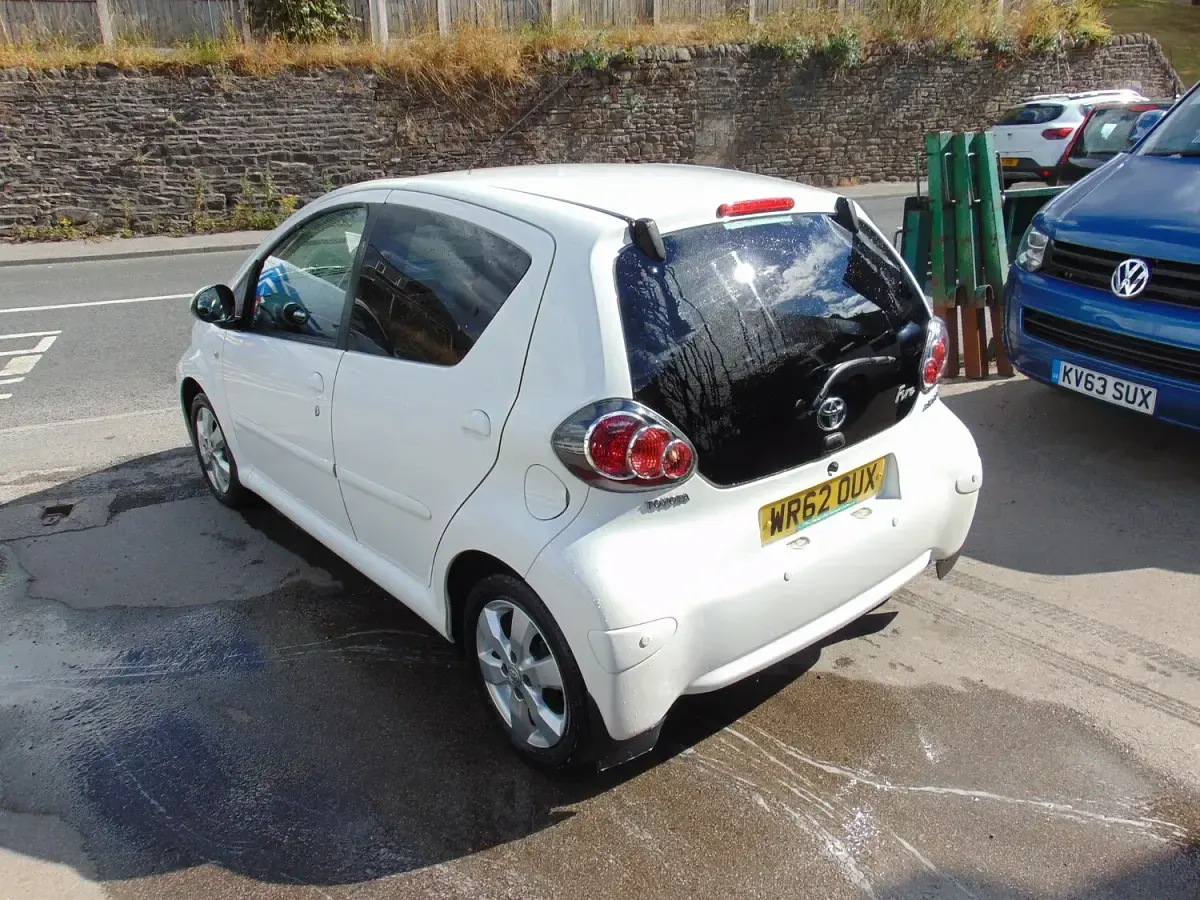 Used Toyota Aygo 68 HP (50 kW) 2012 White Hatchback