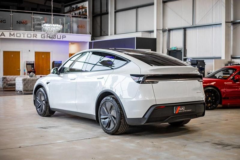 Used Tesla Model Y Long Range RWD 286 kW (389 HP) 2025 White SUV