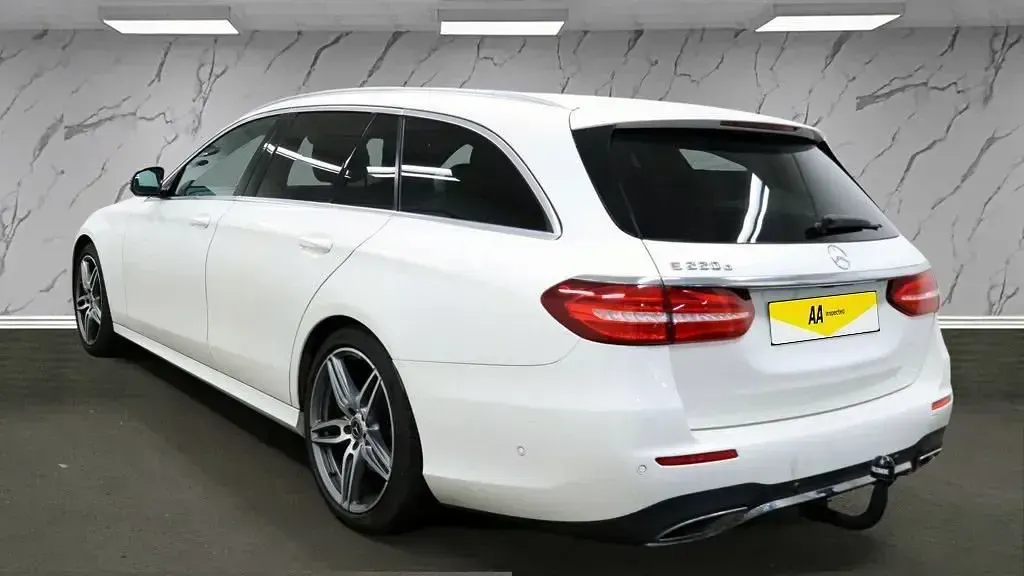 Gebraucht Mercedes E220 AMG line 194 PS (142 kW) 2019 Weiß Kombi