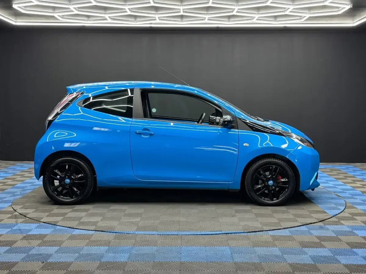 Usado Toyota Aygo X-cite 69 CV (50 kW) 2015 Azul Utilitario