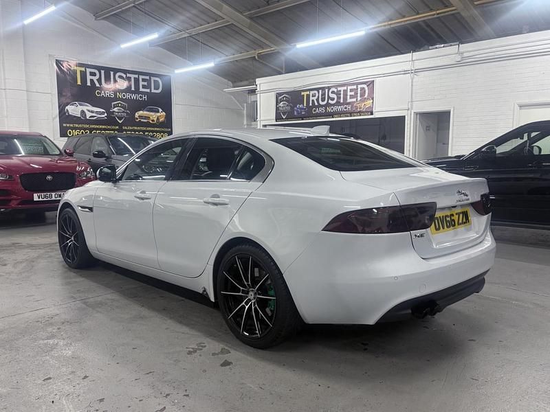 Begagnad Jaguar XE Portfolio 180 HK (132 kW) 2017 Vit Sedan