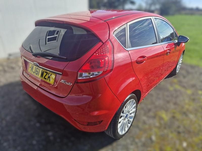 Used Ford Fiesta Titanium 94 HP (69 kW) 2011 Red Hatchback