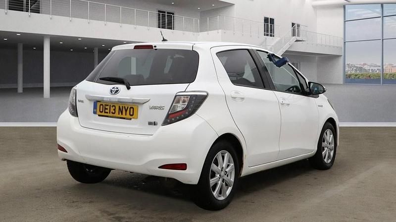 Used Toyota Yaris Hybrid T4 2013 White Hatchback