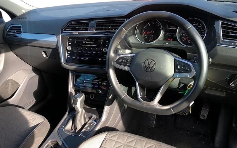 Gebraucht VW Tiguan Life 150 PS (110 kW) 2022 Schwarz SUV