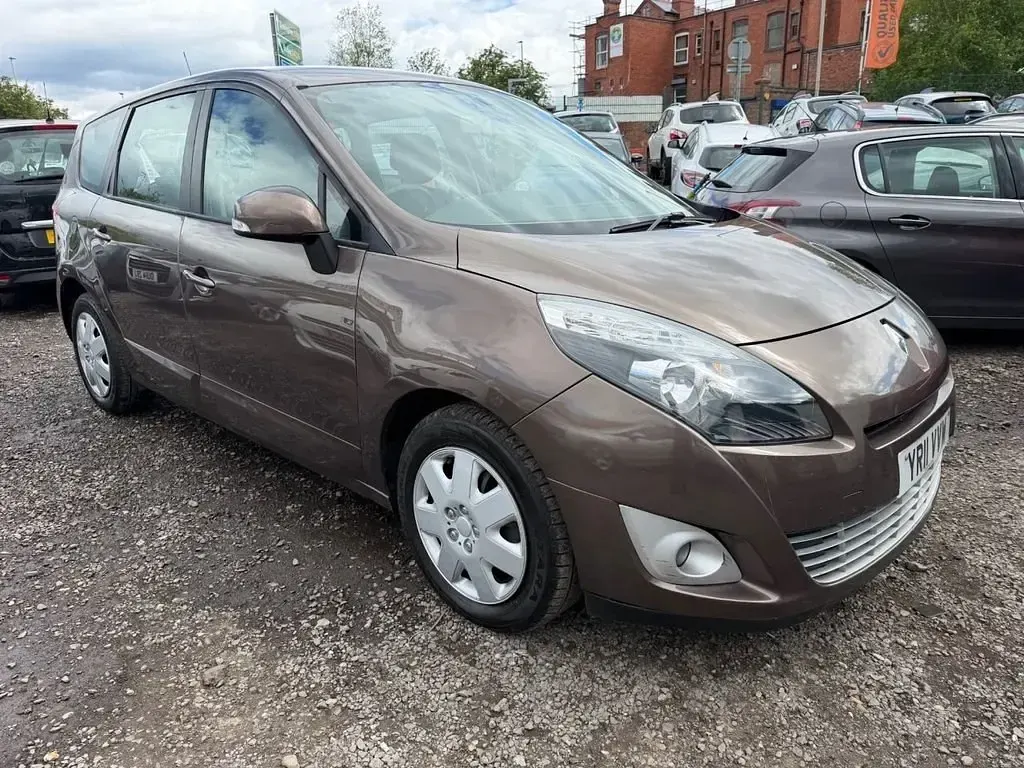 Usado Renault Grand Scénic III Expression 110 HP (80 kW) 2011 Castanho Monovolume