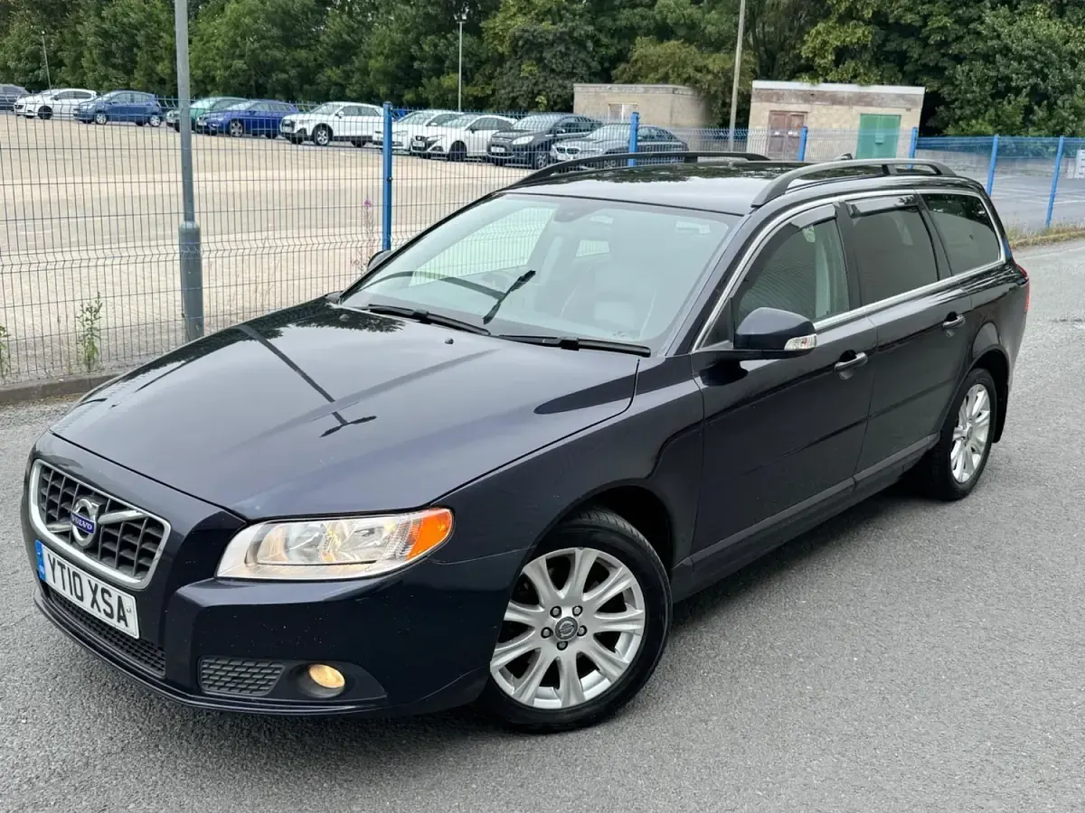 Used Volvo V70 SE 2010 Blue Estate