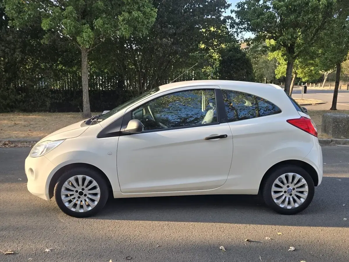 Used Ford Ka Studio 69 HP (50 kW) 2013 White Hatchback