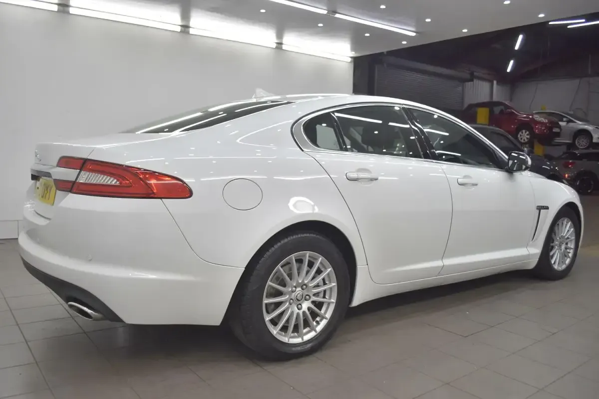 Used Jaguar XF SE 163 HP (119 kW) 2013 White Sedan
