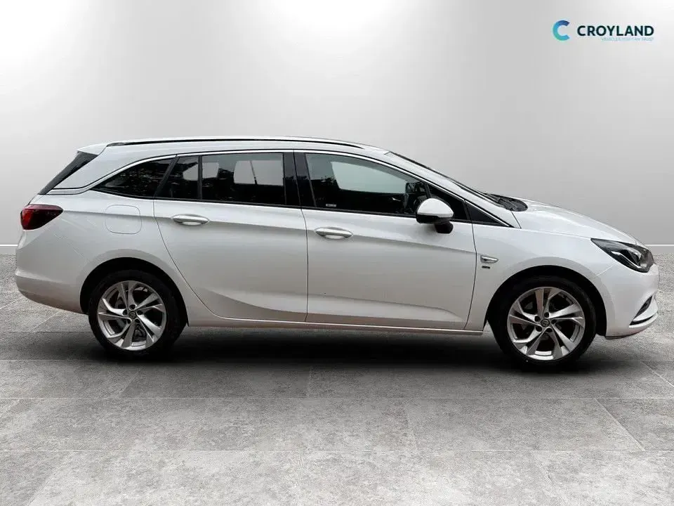 Used Vauxhall Astra SRi 150 HP (110 kW) 2018 White Estate
