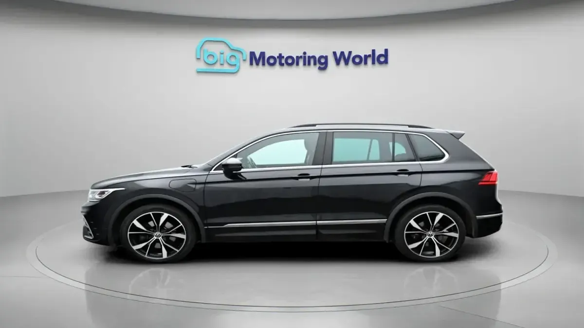 Second-hand VW Tiguan R-line 242 CP (177 kW) 2023 Negru SUV