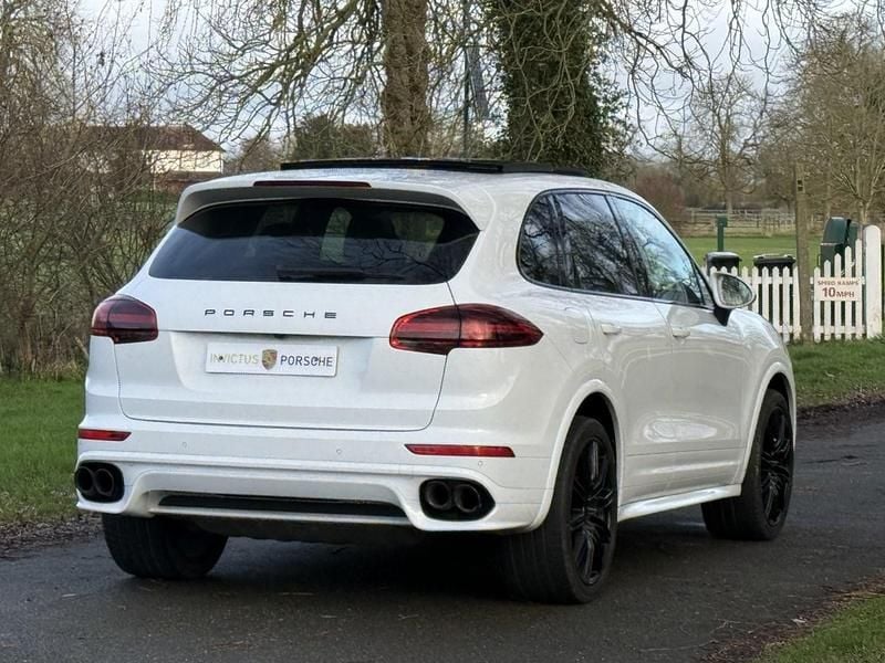 Used Porsche Cayenne 385 HP (283 kW) 2017 White SUV