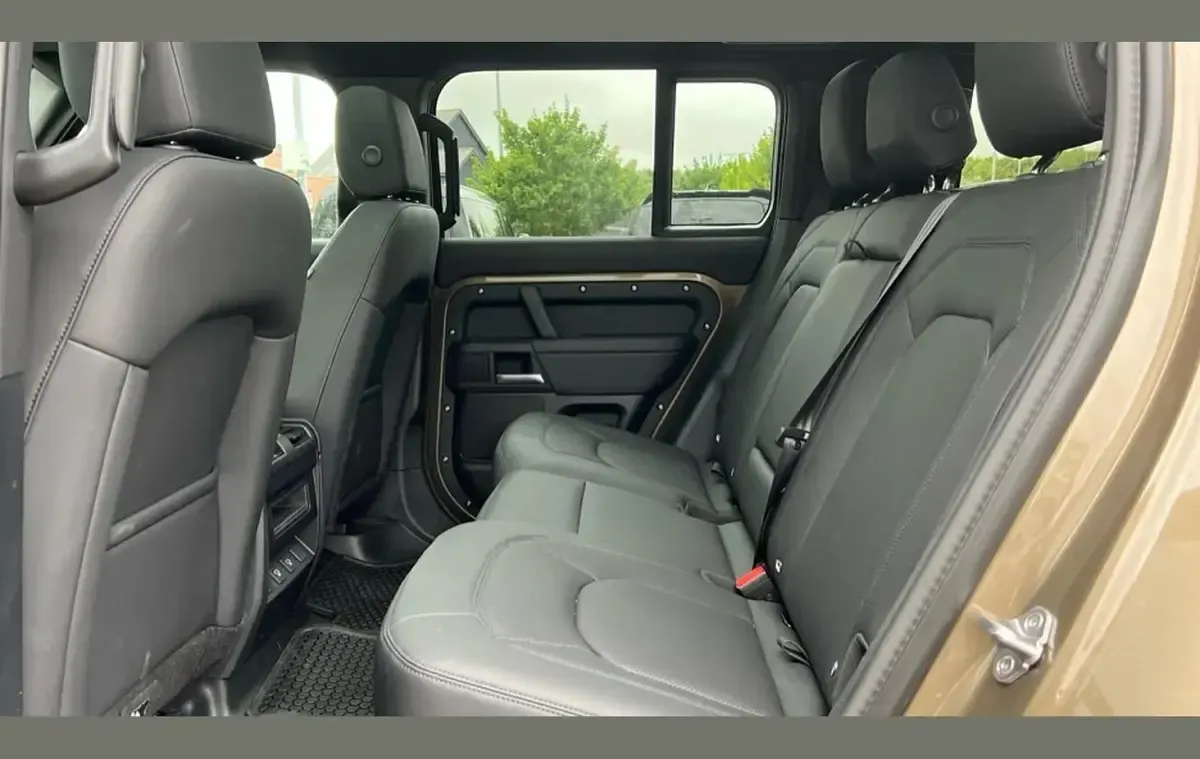 Used Land Rover Defender SE Dynamic 344 HP (253 kW) 2026 Brown SUV
