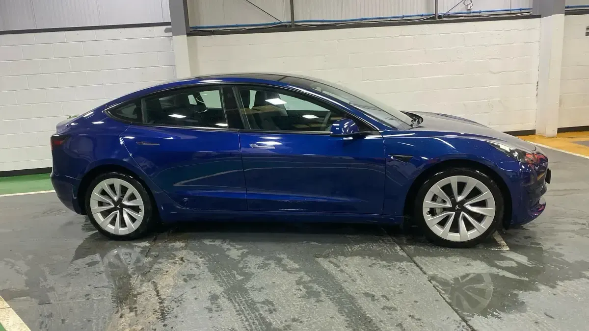 Usado Tesla Model 3 Standard Range 180 kW (245 HP) 2022 Azul Sedan