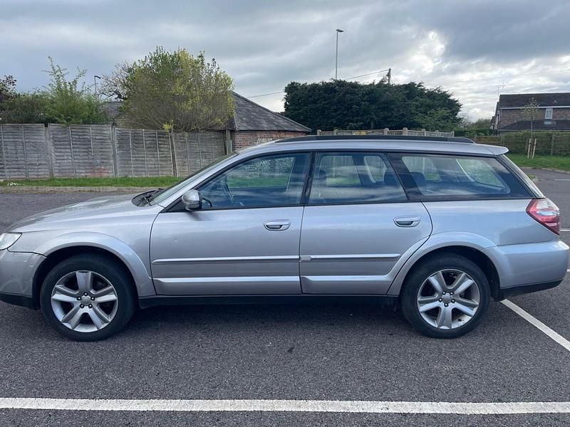 Usado Subaru Outback 2009 Plateado Familiar
