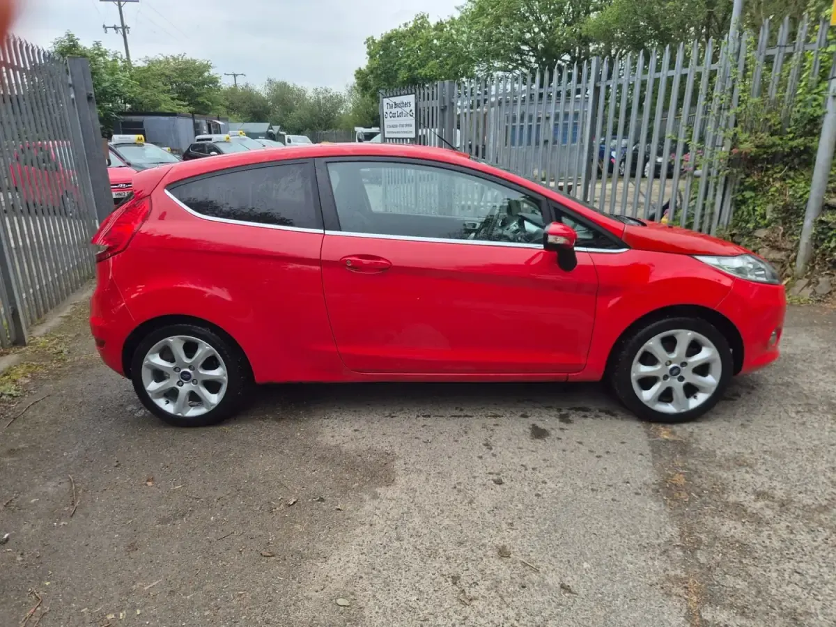 Second-hand Ford Fiesta Zetec 2012 Roșu Hatchback