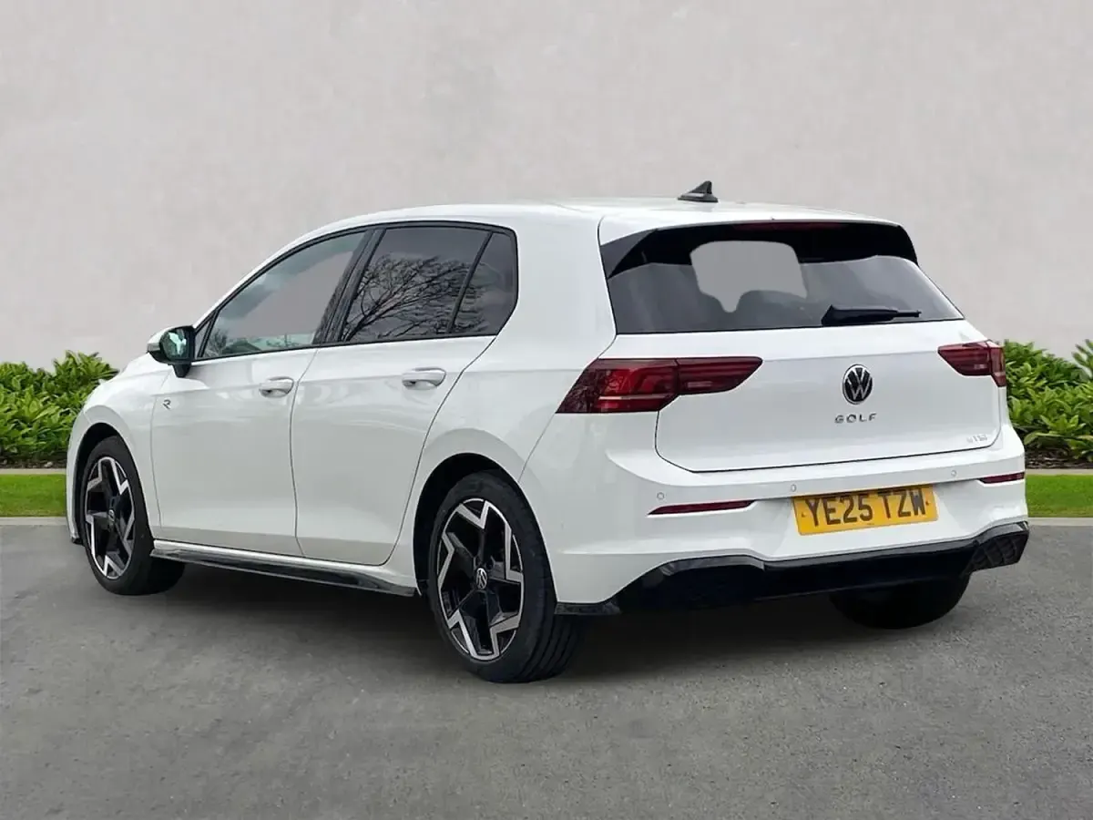 Usado VW Golf VIII R-line 150 CV (110 kW) 2025 Blanco Utilitario